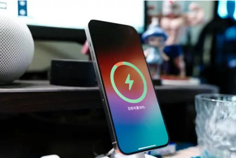 阿克苏苹果15换屏服务分享用什么充电器给iPhone15充电更好 